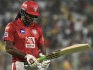 KXIP vs RCB: என்னா அடி…!! பெங்களூரு பந்துவீச்சை சிதறடித்த கெயில்.. அபார அரைசதம்