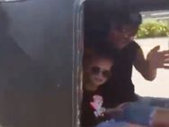 என்ன வார்னர் ஆட்டோல போறீங்க! அப்படியே போய் ஓட்டு போட்டுட்டு வந்துருங்க.. கலாய்த்த ரசிகர்கள்!!