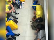 MS Dhoni: இது தான் நம்ம தல... ஏர்போர்ட்டில் வெறும் தரையில் தூங்கும் தோனி.. வைரல் புகைப்படம்