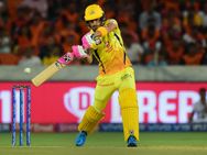 சிக்ஸ்-க்கு ஆசைப்பட்டு நொந்து போன பெங்களூர் ரசிகர்கள்.. அதுக்கு காரணம் இந்த சிஎஸ்கே வீரர் தான்!!