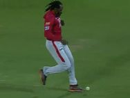 ஓடிப் போய்.. காலால் பீல்டிங் செய்து.. காமெடி பண்ணிய கிறிஸ் கெயில்.. கடுப்பான ரசிகர்கள்!