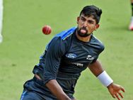 தோனி கிட்ட கத்துக்க எவ்வளவோ இருக்கு.. ஆனா இவர் என்ன கத்துக்கிறாருன்னு பாருங்க மக்களே!