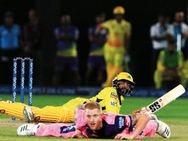 வழுக்கி விழுந்து.. பௌலரை மிரள வைத்து.. கடைசி ஓவரில் காமெடி சிக்ஸ் அடித்த ஜடேஜா!