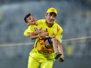 VIDEO: வாட்சன், தாஹிர் மகன்களுடன் ரேஸ் ஓடிய தல தோனி... சேப்பாக்கத்தில் ஒரு குதூகலம்