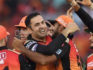 யப்பா.. இது என்ன டெஸ்ட் போட்டியா.. இல்லை டி20யா? பெங்களூர் அணியை அடக்கி.. சிக்கனம் காட்டிய நபி!