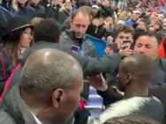 VIDEO: இந்தா வாங்கிக்க…! ரசிகரின் முகத்தில் குத்துவிட்ட பிரபல கால்பந்து வீரர்.. வைரல் வீடியோ