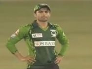 தம்பி.. நீங்க எங்கேயோ போயிட்டீங்க.. பாக். வீரரை பார்த்து சிரிப்பாய் சிரிக்கும் ரசிகர்கள்!