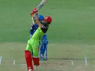 RCB vs DC: டிரெஸ்சை மாத்தியும் புண்ணியமில்ல.. பார்த்தீவ் அவுட்.. மிஸ்டர் 360 டி வில்லியர்சும் காலி