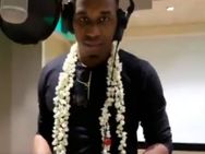 பட்டையை கிளப்பிய பிராவோ .. சென்னை அணிக்காக பாடல் பாடி அசத்தல்! வைரல் வீடியோ