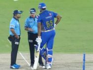 இது வைடு கிடையாதா?.. பேட்டை தூக்கிப் போட்டு அம்பயருக்கு மிரட்டல்.. அட்டகாசம் செய்த பொல்லார்டு!!