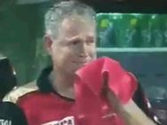 குலுங்கி.. குலுங்கி.. கண்ணீர் விட்ட சன்ரைசர்ஸ் பயிற்சியாளர்.. பார்க்கவே பரிதாபமா இருக்கே!