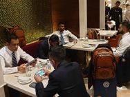 தோனி, சாஹல், ஷமி, புவி.. கும்பலா உட்கார்ந்து வீடியோ கேம் ஆடிய இந்திய வீரர்கள்!! அப்ப வேர்ல்டு கப்?