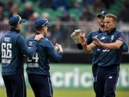 என்னங்க நியாயம் இது? அஸ்வின் செஞ்சா தப்பு.. அதே உங்க ஆளு செஞ்சா மட்டும் சரியா?