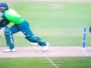 ரஷீத்தின் கூக்லி.. ஸ்டெம்பில் பட்ட பந்து.. ஆனாலும் விக்கெட் கொடுக்காத அம்பயர்.. பகீர் சம்பவம்!