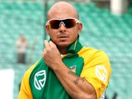 நான் இருக்கேன் உங்களுக்கு..! பெங்களூரு அணிக்கு கோச்சாக இருக்க விருப்பம் தெரிவித்த முன்னாள் வீரர்