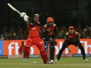 VIDEO: அவரு ரன் எடுக்க போகணுமா? இல்ல பேட்ட எடுக்க போகணுமா? அடிச்ச அடியில் அந்தரத்தில் பறந்த பேட்!