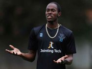 அவரு எங்க ஆளு.. பப்ளிக்காக பஞ்சாயத்தை கூட்டிய 3 அணிகள்.. தலையில் அடித்துக் கொண்ட ஜோப்ரா ஆர்ச்சர்!