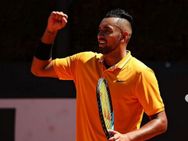 டென்னிஸ் பிராக்டீஸ்-ல சேரை தூக்கி நடுவுல வீசவா கத்துத் தர்றாங்க? அடாவடி ஆட்டம் போட்ட ஆஸி. வீரர்!!