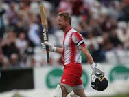 லிஸ்ட்டுல இல்லாத விஷயமா இருக்கு..!! உலக கோப்பை பயிற்சி ஆட்டத்தில் வீரருக்கு பதிலாக கோச் பீல்டிங்..!