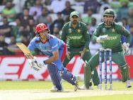 நீதி கேட்டு மைதானத்துக்கு மேலே பறந்த விமானம்.. ரசிகர்கள் கைகலப்பு.. பாக். போட்டியில் பரபரப்பு!