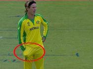 பந்தை சேதப்படுத்த முயன்ற ஆஸி. வீரர்? பதறிய ரசிகர்கள்.. கண்டு கொள்ளாத அம்பயர்கள்! என்ன நடக்குது?