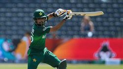 இதெல்லாம் ஒரு பொழப்பா பாஸ்.. கோலியிடம் 'பயிற்சி பெறும்' பாகிஸ்தான் பேட்ஸ்மேன் பாபர்