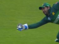 இது பந்து இல்ல, பர்கர்.. அதான் பிடிச்சிட்டாரு.. சர்பிராசை கலாய்த்து தள்ளிய ரசிகர்கள்..!!