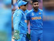 தல ரசிகர்களே…!! பெருமைப்படுங்க… ! தோனியின் க்ளவுசில் இருக்கும் இதை கவனிச்சீங்களா..?