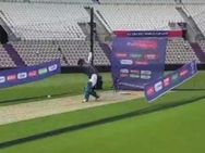 பயிற்சியிலேயே இந்த அடியா? சூதானமா இருங்க தென்னாப்பிரிக்கன்ஸ்.. தோனியின் அதிரடி வீடியோ!