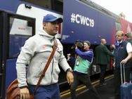 கனமழையிலும் தோனிக்காக காத்திருந்த ரசிகர்கள்.. வெளியே வந்த தல.. என்ன ரியாக்சன் கொடுத்தார் பாருங்க!