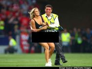 அரைகுறை ஆடையுடன் மைதானத்திற்குள் ஓடி வந்த பெண்.. கஷ்டப்பட்டு தடுத்த காவலர்கள்.. வைரல் வீடியோ!