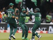 தென்னாப்பிரிக்காவுக்கு சேஸிங் செய்யுறது மறந்து போச்சு.. மோசமான பீல்டிங் செய்தும் பாக்,. வெற்றி!