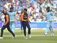 எல்லாத்துக்கும் அந்த காவி ஜெர்ஸி தான் காரணம்... கடுப்பாகி திட்டித் தீர்த்த இந்திய ரசிகர்கள்!