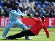 அப்படி என்ன கோபமோ? அம்பயரை முட்டித் தள்ளிய ஜேசன் ராய்.. வெடித்து சிரித்த இங்கி. வீரர்கள்!