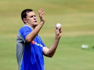 அவர விட்டுட்டு… இவரை தேர்ந்தெடுத்த ஆஸி..!! தானே தலையில் மண்ணை வாரி போட்டுக் கொண்ட வினோதம்