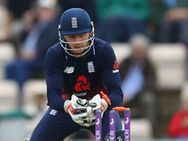 அதே தோனி ஸ்டைல்.. மின்னல் வேக ஸ்டம்பிங்.. கலக்கிய ஜோஸ் பட்லர்! #ENGvsPAK