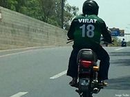 கோலியின் தீவிர பாக். ரசிகர்…!! 18ம் நம்பர் ஜெர்சியுடன் பைக்கில் உலா…!! யார் இவர்..? வைரல் போட்டோ!!