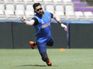 அவருக்கு அப்படி நடந்திருக்க கூடாது.. ஐஸில் வைக்கப்பட்ட விரல்.. கோலிக்கு ஏற்பட்ட காயத்தால் அதிர்ச்சி