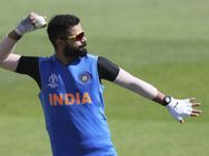 காயத்தால் தென் ஆப்ரிக்கா போட்டியில் கோலி விளையாடுவதில் சிக்கல்? மாற்று வீரராக 5 பேர் பரிசீலனை