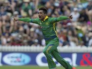 திட்டம் போட்டு பிட்ச்சை சேதப்படுத்தினாரா ஆமிர்? போட்டியின் இடையே சர்ச்சை.. பின்னணி என்ன? #INDvsPAK