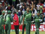 இப்பவே ரெயின் கோட்டை மாட்டிகிட்டு வந்து மேட்ச்சை ஆரம்பிங்க! அவசரப்படும் பாக். ரசிகர்கள் #PAKvsSL