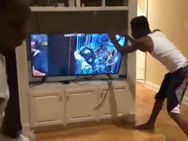 பாகிஸ்தான் தோத்தா இப்படியா பண்ணுவீங்க…!! என்னா கோபம் அவருக்கு..? வைரல் வீடியோ