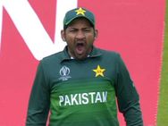 இவரெல்லாம் ஒரு கேப்டனா? திட்டித் தீர்த்த ரசிகர்கள்.. பாக். கேப்டன் செய்த அந்த காரியம்!! #INDvsPAK