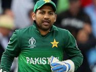 பாக். கேப்டனை அவர் குழந்தை முன் கிண்டல் செய்த கிறுக்கு ரசிகர்.. அதிர்ந்த கிரிக்கெட் உலகம் - வீடியோ