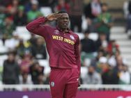 ஆனா.. ஊனா.. சல்யூட் அடிக்குதே இந்த வெஸ்ட் இண்டீஸ் தம்பி.. என்ன மேட்டரு? #AUSvsWI