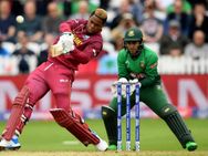 ஆத்தாடி.. எம்புட்டு தூரம்.. சிக்ஸ்ன்னா.. இப்படி பெருசா அடிக்கணும்.. வெ.இண்டீஸ் கேப்டன் சாதனை!