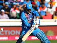 கோலிக்கு ஒரு காலம் வந்தா தோனிக்கும் ஒரு காலம் வரும்.. ஓய்வு அறிவிப்பை தள்ளிப் போட இப்படி ஒரு காரணமா?