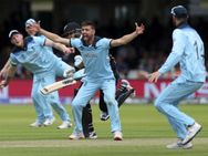 இறுதிப்போட்டியில் கூட இப்படியா.. ஏன் இப்படி சதி செய்கிறீர்கள்?.. மைதானத்தில் நிகழ்ந்த சர்ச்சை!