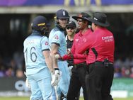 நியூசி. நல்லா ஆடினாங்களே.. இப்படி பண்ணீட்டீங்களே “டீச்சர்”.. ரவுண்டு கட்டி அடிக்கும் ரசிகர்கள்!