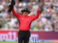 WATCH: கிரிக்கெட் உலகமே கண்டிராத வினோத அவுட் தந்த பிரபல அம்பயர்.. இந்தியா போட்டியுடன் ஓய்வு